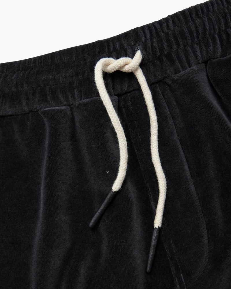 Bildnummer 3 von Nearly Black Velours Shorts